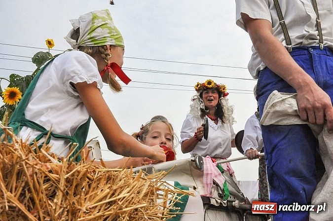 Zdjęcie w galerii na portalu naszraciborz.pl: Słowianki i przyjaciele, czyli dożynki powiatowe w Bieńkowicach na wesoło wiadomości z regionu