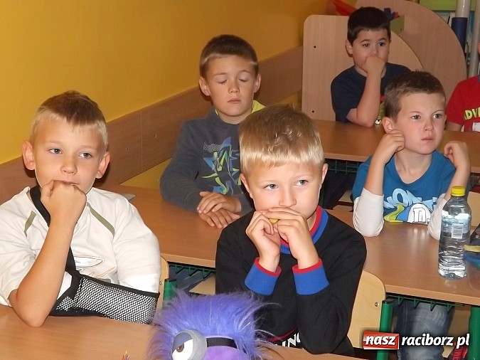 Zdjęcie w galerii na portalu naszraciborz.pl: Straż Miejska uczy pierwszaków bezpieczeństwa w drodze do szkoły wiadomości z regionu