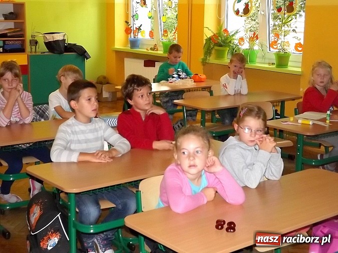 Zdjęcie w galerii na portalu naszraciborz.pl: Straż Miejska uczy pierwszaków bezpieczeństwa w drodze do szkoły wiadomości z regionu