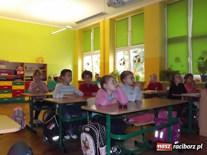 Zdjęcie w galerii na portalu naszraciborz.pl: Straż Miejska uczy pierwszaków bezpieczeństwa w drodze do szkoły wiadomości z regionu