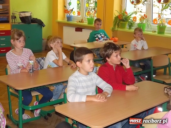 Zdjęcie w galerii na portalu naszraciborz.pl: Straż Miejska uczy pierwszaków bezpieczeństwa w drodze do szkoły wiadomości z regionu