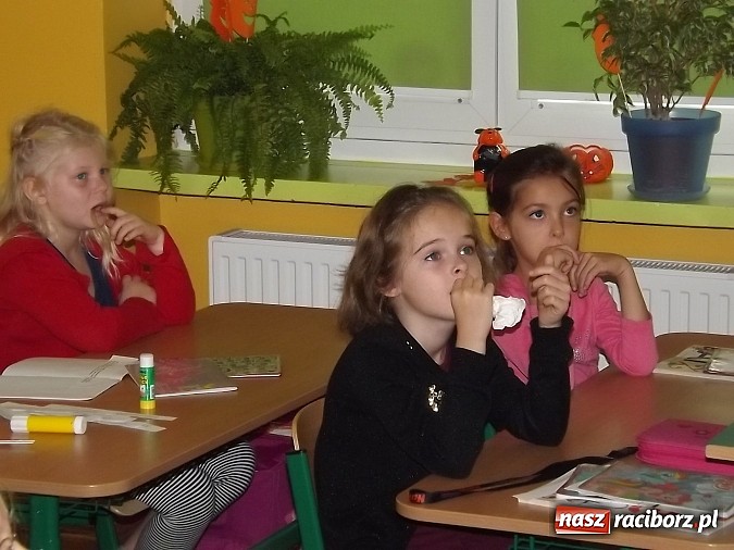 Zdjęcie w galerii na portalu naszraciborz.pl: Straż Miejska uczy pierwszaków bezpieczeństwa w drodze do szkoły wiadomości z regionu