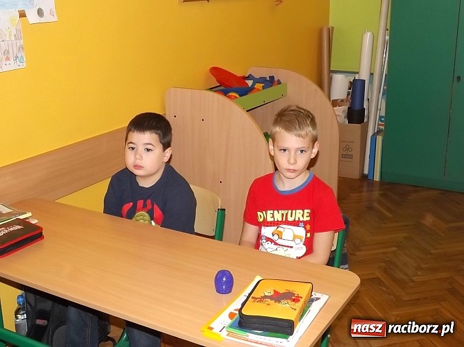 Zdjęcie w galerii na portalu naszraciborz.pl: Straż Miejska uczy pierwszaków bezpieczeństwa w drodze do szkoły wiadomości z regionu