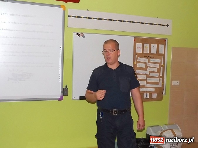 Zdjęcie w galerii na portalu naszraciborz.pl: Straż Miejska uczy pierwszaków bezpieczeństwa w drodze do szkoły wiadomości z regionu