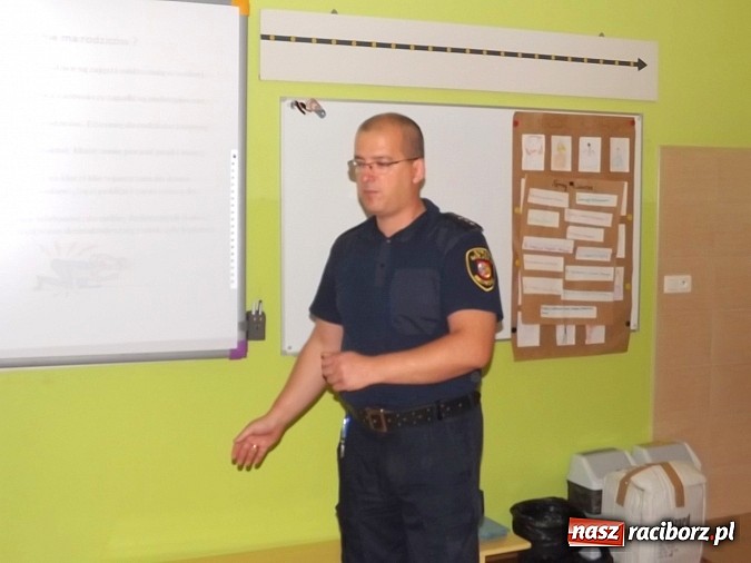 Zdjęcie w galerii na portalu naszraciborz.pl: Straż Miejska uczy pierwszaków bezpieczeństwa w drodze do szkoły wiadomości z regionu