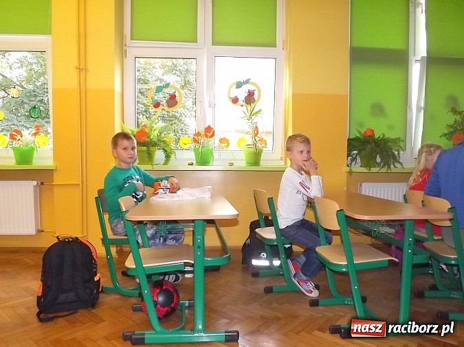 Zdjęcie w galerii na portalu naszraciborz.pl: Straż Miejska uczy pierwszaków bezpieczeństwa w drodze do szkoły wiadomości z regionu