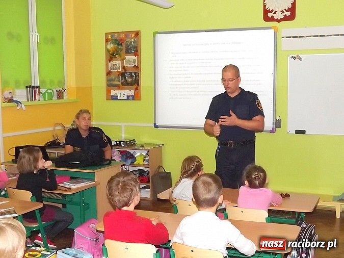 Zdjęcie w galerii na portalu naszraciborz.pl: Straż Miejska uczy pierwszaków bezpieczeństwa w drodze do szkoły wiadomości z regionu