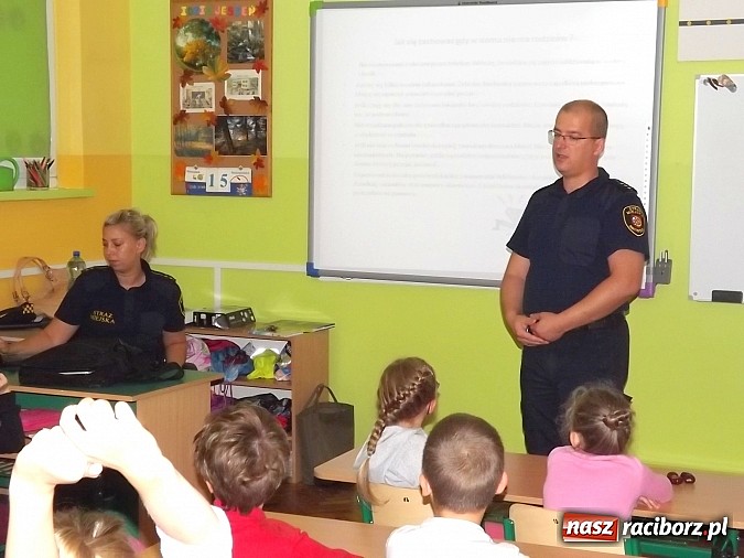 Zdjęcie w galerii na portalu naszraciborz.pl: Straż Miejska uczy pierwszaków bezpieczeństwa w drodze do szkoły wiadomości z regionu