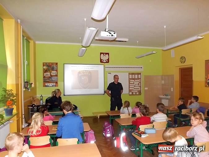Zdjęcie w galerii na portalu naszraciborz.pl: Straż Miejska uczy pierwszaków bezpieczeństwa w drodze do szkoły wiadomości z regionu