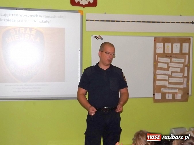Zdjęcie w galerii na portalu naszraciborz.pl: Straż Miejska uczy pierwszaków bezpieczeństwa w drodze do szkoły wiadomości z regionu