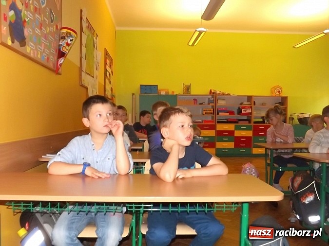 Zdjęcie w galerii na portalu naszraciborz.pl: Straż Miejska uczy pierwszaków bezpieczeństwa w drodze do szkoły wiadomości z regionu