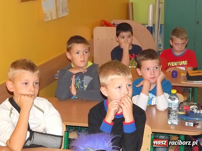 Zdjęcie w galerii na portalu naszraciborz.pl: Straż Miejska uczy pierwszaków bezpieczeństwa w drodze do szkoły wiadomości z regionu
