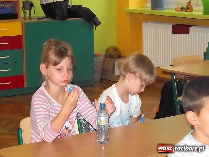 Zdjęcie w galerii na portalu naszraciborz.pl: Straż Miejska uczy pierwszaków bezpieczeństwa w drodze do szkoły wiadomości z regionu