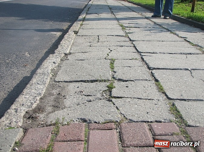 Zdjęcie w galerii na portalu naszraciborz.pl: Nie taki chodnik straszny, jak opisują? wiadomości z regionu