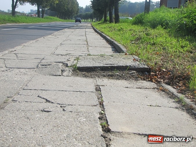Zdjęcie w galerii na portalu naszraciborz.pl: Nie taki chodnik straszny, jak opisują? wiadomości z regionu