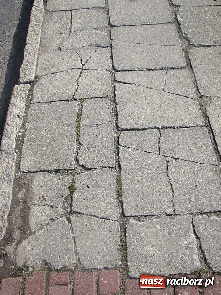 Zdjęcie w galerii na portalu naszraciborz.pl: Nie taki chodnik straszny, jak opisują? wiadomości z regionu