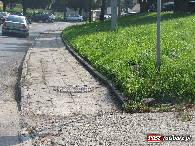 Zdjęcie w galerii na portalu naszraciborz.pl: Nie taki chodnik straszny, jak opisują? wiadomości z regionu