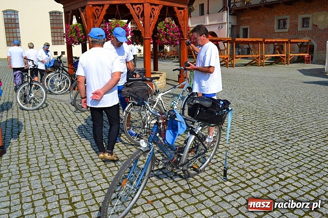 Zdjęcie w galerii na portalu naszraciborz.pl: Sekcja rowerowa Smerfy gościła na zamku wiadomości z regionu
