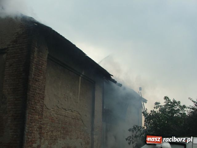 Zdjęcie w galerii na portalu naszraciborz.pl: PIORUN uderzył w stodołę wiadomości z regionu