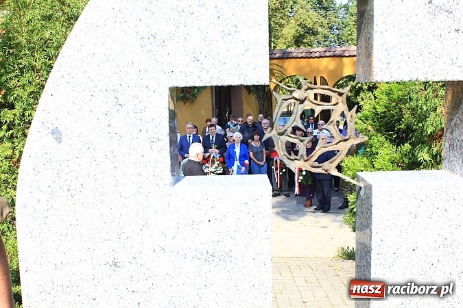 Zdjęcie w galerii na portalu naszraciborz.pl: Modlitwą uczcili pamięć Sybirak&oacute;w wiadomości z regionu