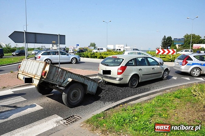 Zdjęcie w galerii na portalu naszraciborz.pl: Laguna... wysypała się na rondzie przy Auchan wiadomości z regionu
