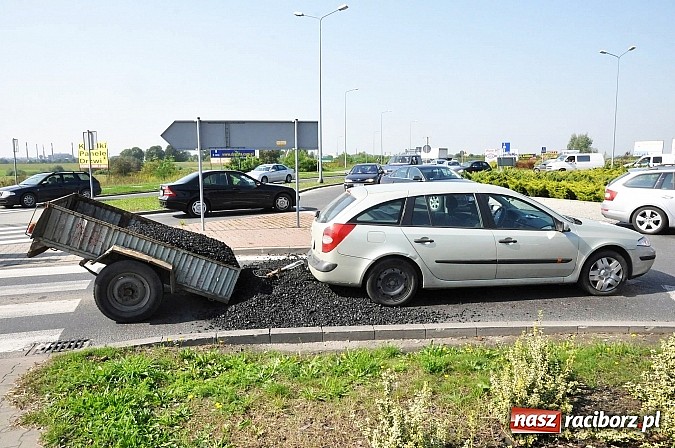 Zdjęcie w galerii na portalu naszraciborz.pl: Laguna... wysypała się na rondzie przy Auchan wiadomości z regionu