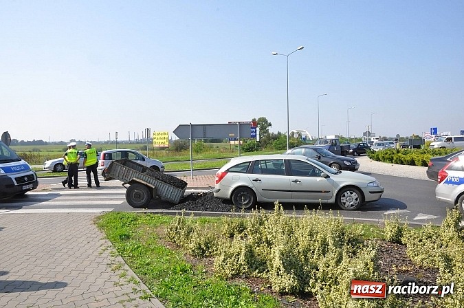 Zdjęcie w galerii na portalu naszraciborz.pl: Laguna... wysypała się na rondzie przy Auchan wiadomości z regionu