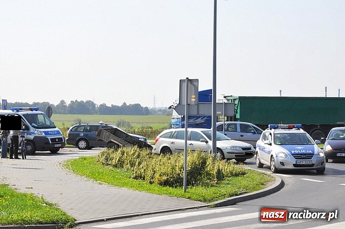 Zdjęcie w galerii na portalu naszraciborz.pl: Laguna... wysypała się na rondzie przy Auchan wiadomości z regionu