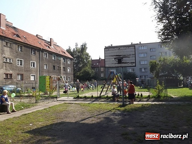 Zdjęcie w galerii na portalu naszraciborz.pl: Plac zabaw przy Pomnikowej oficjalnie otwarty!  wiadomości z regionu