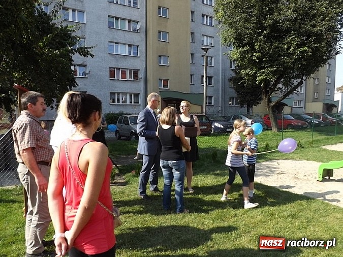 Zdjęcie w galerii na portalu naszraciborz.pl: Plac zabaw przy Pomnikowej oficjalnie otwarty!  wiadomości z regionu