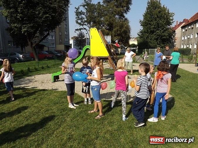 Zdjęcie w galerii na portalu naszraciborz.pl: Plac zabaw przy Pomnikowej oficjalnie otwarty!  wiadomości z regionu