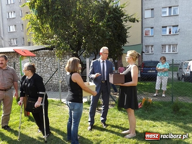 Zdjęcie w galerii na portalu naszraciborz.pl: Plac zabaw przy Pomnikowej oficjalnie otwarty!  wiadomości z regionu