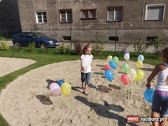 Zdjęcie w galerii na portalu naszraciborz.pl: Plac zabaw przy Pomnikowej oficjalnie otwarty!  wiadomości z regionu