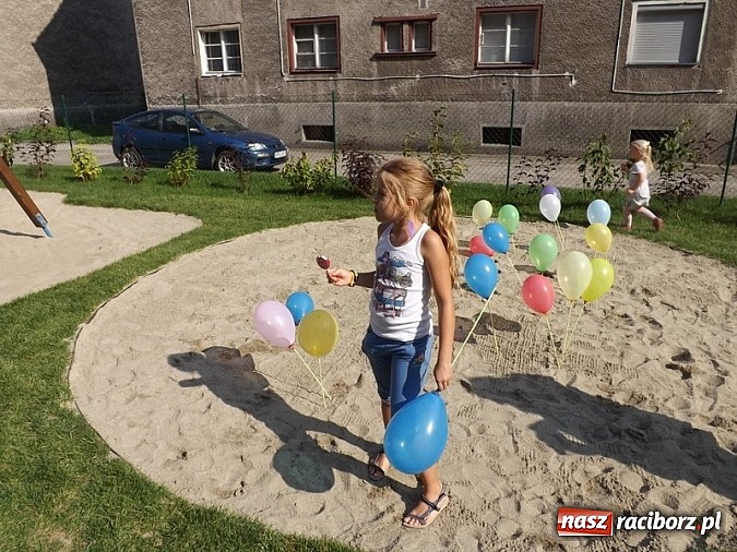 Zdjęcie w galerii na portalu naszraciborz.pl: Plac zabaw przy Pomnikowej oficjalnie otwarty!  wiadomości z regionu