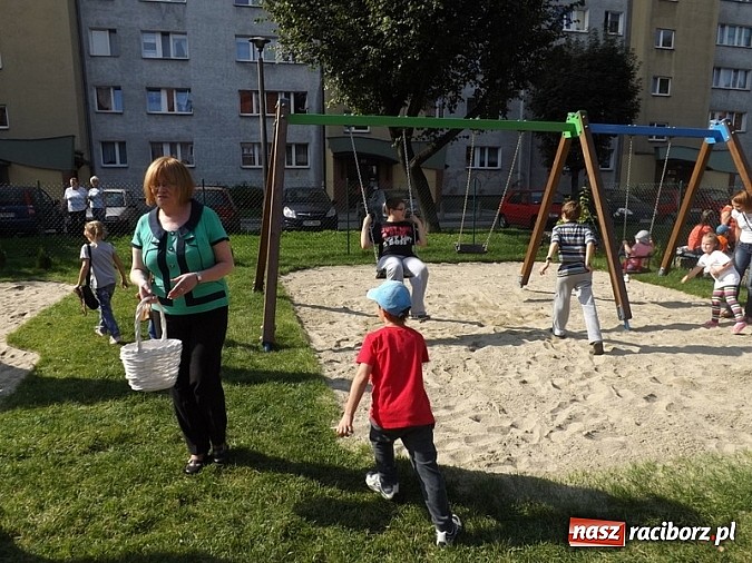 Zdjęcie w galerii na portalu naszraciborz.pl: Plac zabaw przy Pomnikowej oficjalnie otwarty!  wiadomości z regionu