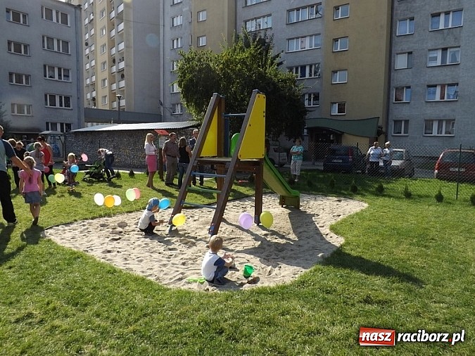 Zdjęcie w galerii na portalu naszraciborz.pl: Plac zabaw przy Pomnikowej oficjalnie otwarty!  wiadomości z regionu