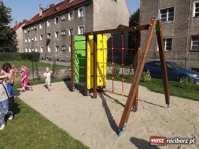 Zdjęcie w galerii na portalu naszraciborz.pl: Plac zabaw przy Pomnikowej oficjalnie otwarty!  wiadomości z regionu