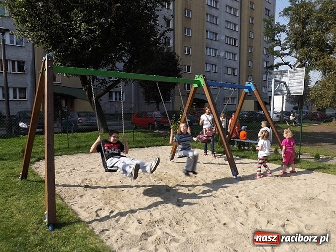 Zdjęcie w galerii na portalu naszraciborz.pl: Plac zabaw przy Pomnikowej oficjalnie otwarty!  wiadomości z regionu