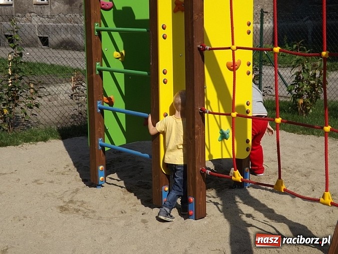 Zdjęcie w galerii na portalu naszraciborz.pl: Plac zabaw przy Pomnikowej oficjalnie otwarty!  wiadomości z regionu