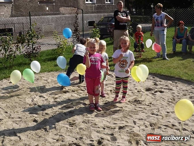 Zdjęcie w galerii na portalu naszraciborz.pl: Plac zabaw przy Pomnikowej oficjalnie otwarty!  wiadomości z regionu