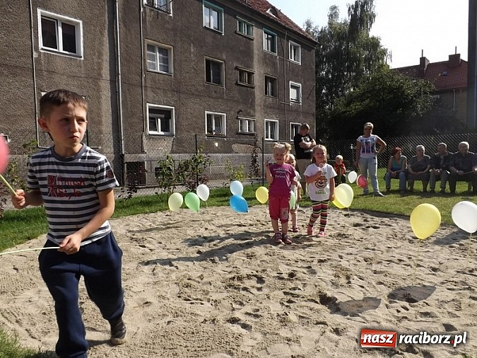 Zdjęcie w galerii na portalu naszraciborz.pl: Plac zabaw przy Pomnikowej oficjalnie otwarty!  wiadomości z regionu