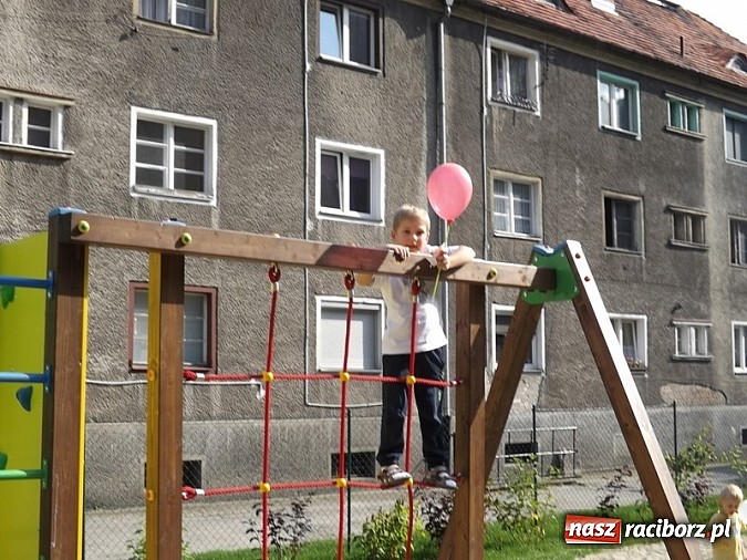 Zdjęcie w galerii na portalu naszraciborz.pl: Plac zabaw przy Pomnikowej oficjalnie otwarty!  wiadomości z regionu