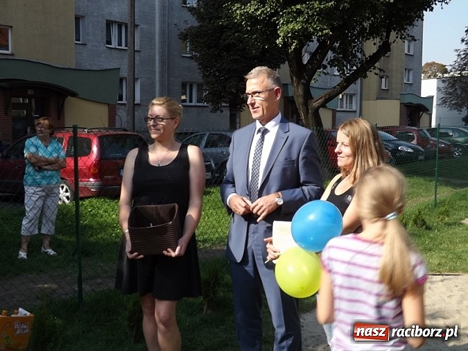 Zdjęcie w galerii na portalu naszraciborz.pl: Plac zabaw przy Pomnikowej oficjalnie otwarty!  wiadomości z regionu