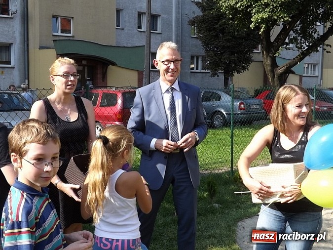 Zdjęcie w galerii na portalu naszraciborz.pl: Plac zabaw przy Pomnikowej oficjalnie otwarty!  wiadomości z regionu