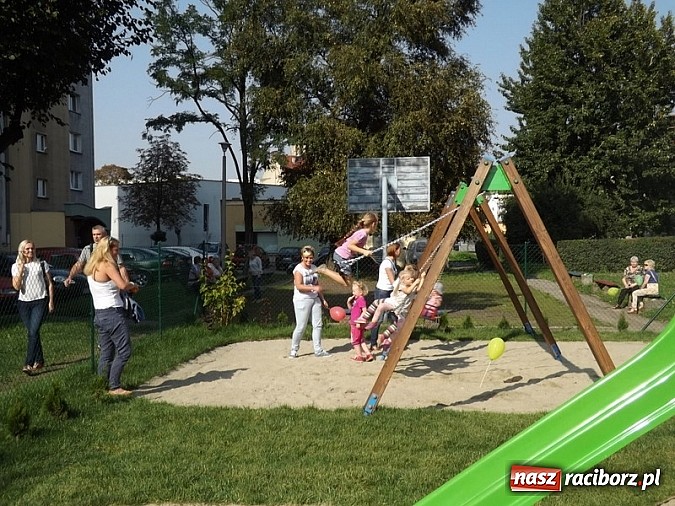 Zdjęcie w galerii na portalu naszraciborz.pl: Plac zabaw przy Pomnikowej oficjalnie otwarty!  wiadomości z regionu