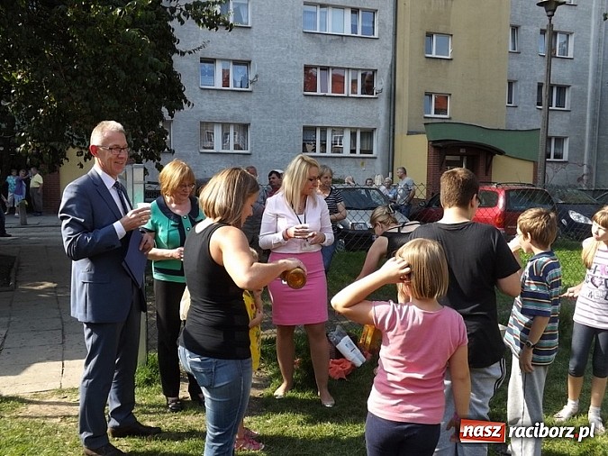 Zdjęcie w galerii na portalu naszraciborz.pl: Plac zabaw przy Pomnikowej oficjalnie otwarty!  wiadomości z regionu