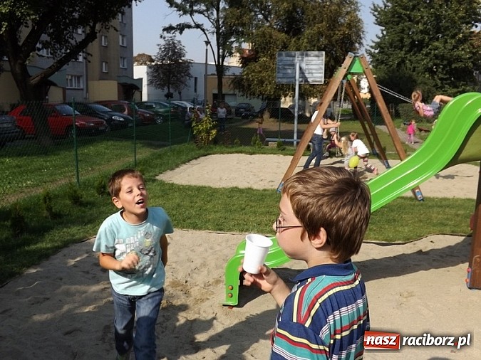 Zdjęcie w galerii na portalu naszraciborz.pl: Plac zabaw przy Pomnikowej oficjalnie otwarty!  wiadomości z regionu