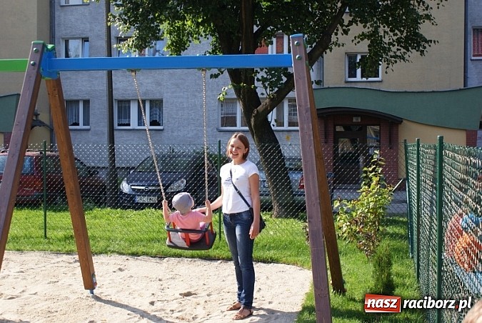 Zdjęcie w galerii na portalu naszraciborz.pl: Plac zabaw przy Pomnikowej oficjalnie otwarty!  wiadomości z regionu