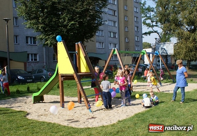 Zdjęcie w galerii na portalu naszraciborz.pl: Plac zabaw przy Pomnikowej oficjalnie otwarty!  wiadomości z regionu