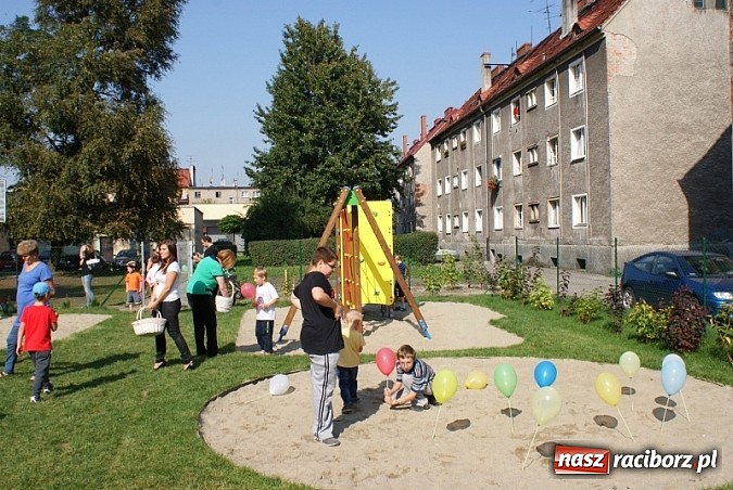 Zdjęcie w galerii na portalu naszraciborz.pl: Plac zabaw przy Pomnikowej oficjalnie otwarty!  wiadomości z regionu